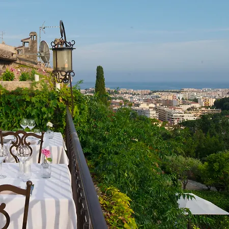 فندق Chateau Le Cagnard 4*