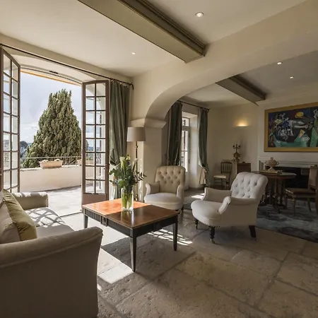 فندق Chateau Le Cagnard 4*