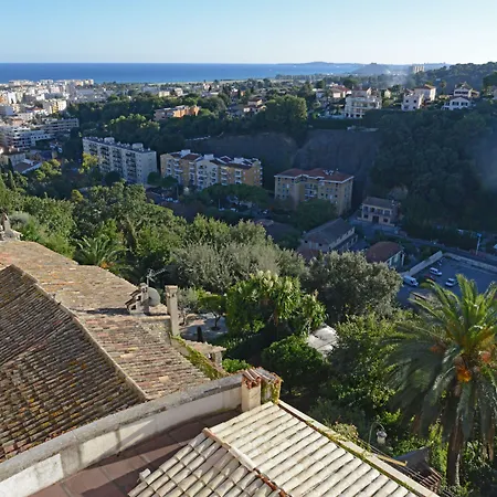 Chateau Le Cagnard 4* كانيو سور مير