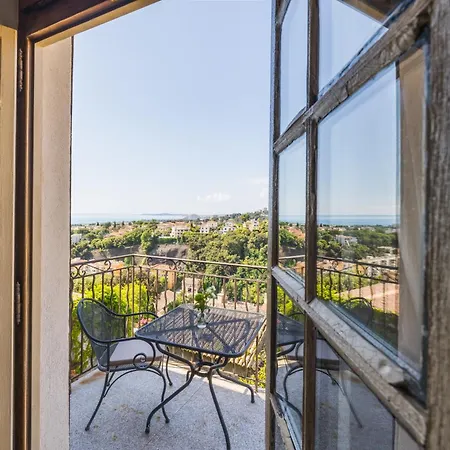 Chateau Le Cagnard فندق 4*