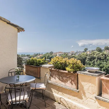 فندق Chateau Le Cagnard 4*