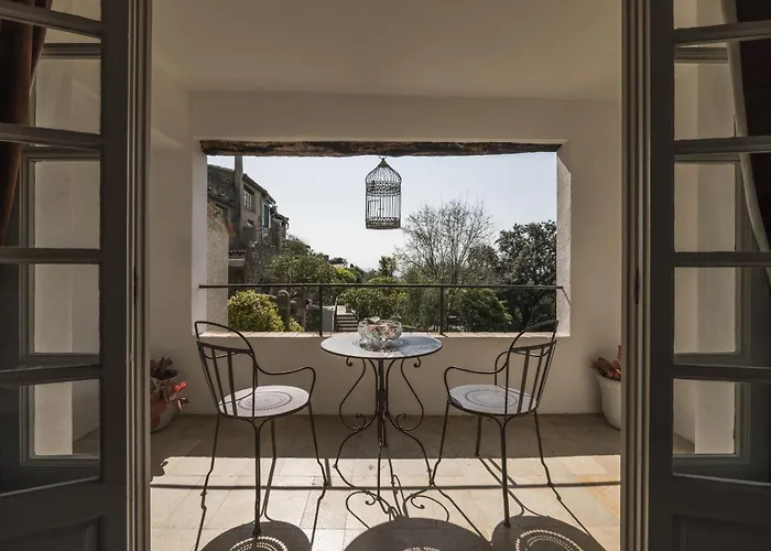 Chateau Le Cagnard מלון