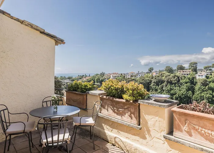 فندق Chateau Le Cagnard 4*