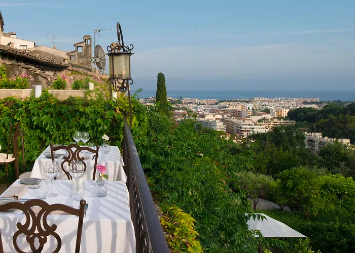 فندق Chateau Le Cagnard 4*
