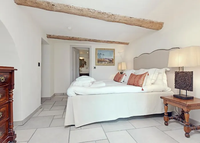 Chateau Le Cagnard فندق 4*