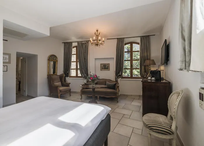Chateau Le Cagnard فندق كانيو سور مير