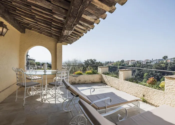 Chateau Le Cagnard فندق 4*
