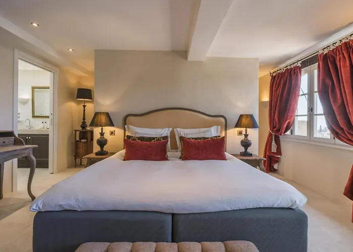 Chateau Le Cagnard فندق 4*