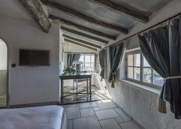 Chateau Le Cagnard فندق كانيو سور مير